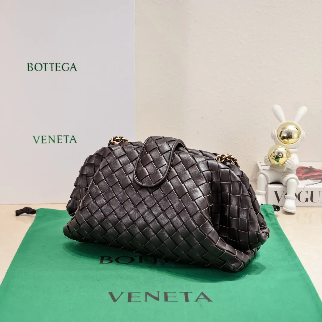 Batch 2260 Bitters Venetia 2024 summer series brings Lauren 1980 handbags back to the public eye. The design of the bag is inspired by ancient Roman architecture. It uses the brand's iconic Intrecciato lambskin woven bag body with a hard frame. No logo can be seen on the whole bag. It is equipped with a leather woven metal chain. When using it as a clutch, just put the chain directly in the bag ~ showing an elegant and timeless style. Decades later, when Lauren Hutton once again walked on the Bottega Venetia spring and summer show with this bag, the charm of the year still remains intact despite the passage of time. Size: 31.5*16.5*11 Style number: 5807#